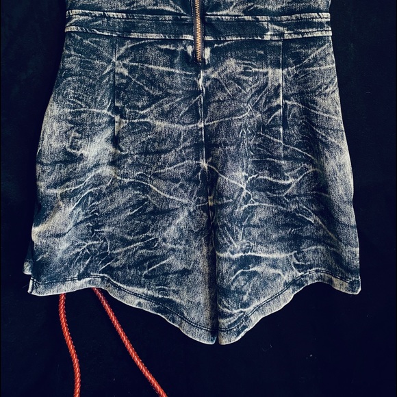 New Women’s MARILYN MONROE Blue Denim Romper, Size Medium - Picture 9 of 10